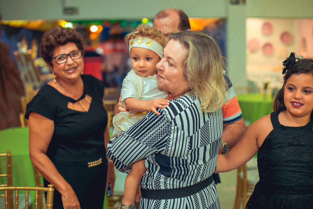 convidada beijando aniversariante e festa infantil de um ano em salvador