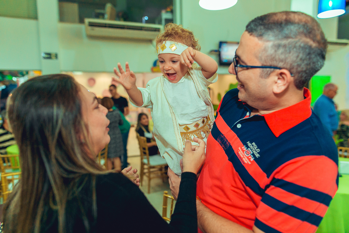 convidados brincando com aniversariante 