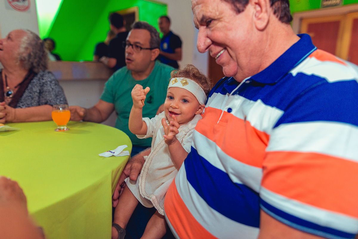 Avó coruja brincando com seu neto em festa infantil