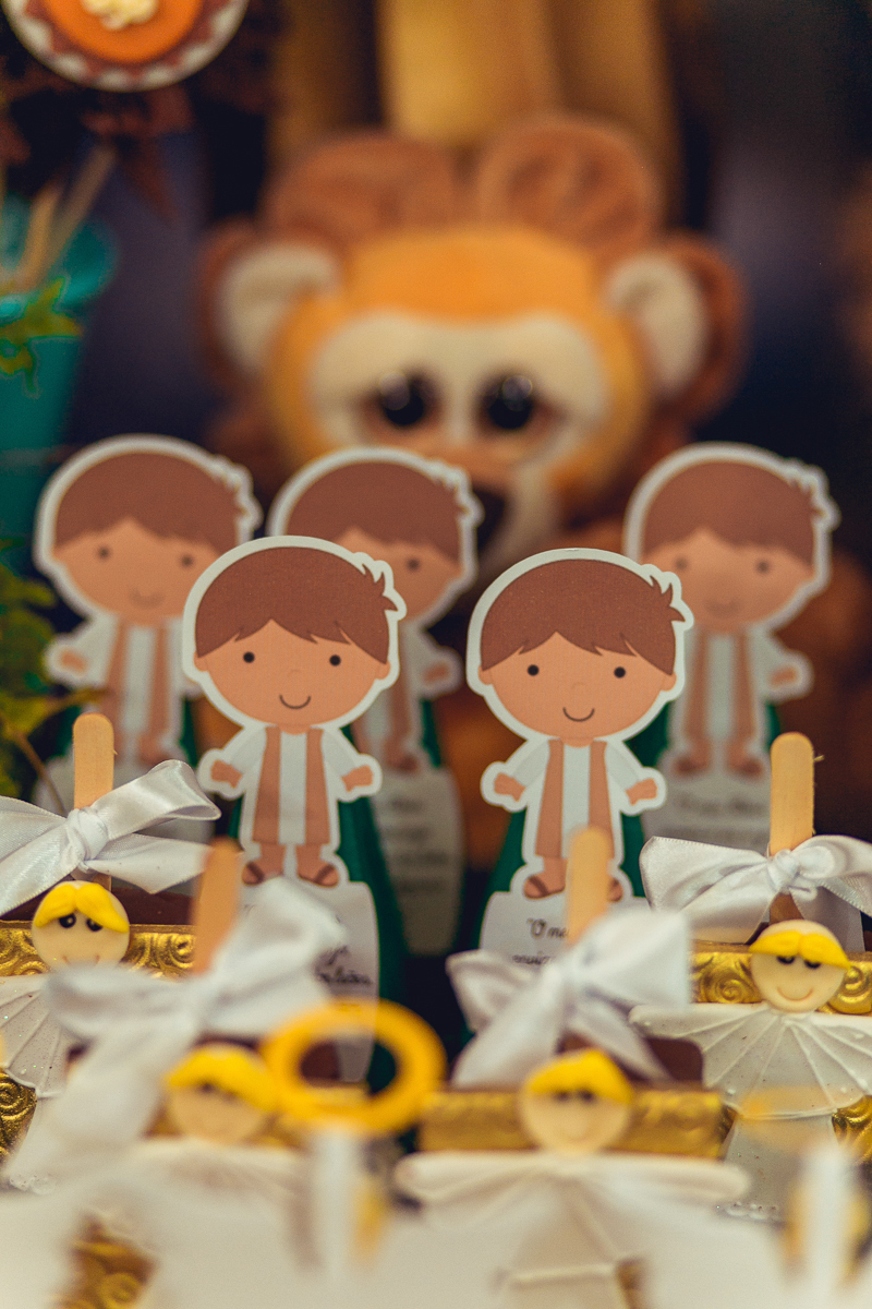 bonecos decorativos desta infantil de um ano no espaço de festa terra do nunca estrada do coco