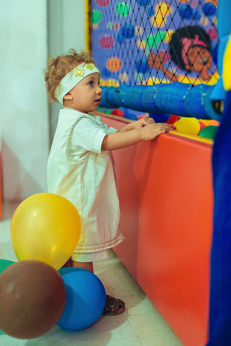 Aniversariante curtindo sua festa de primeiro ano