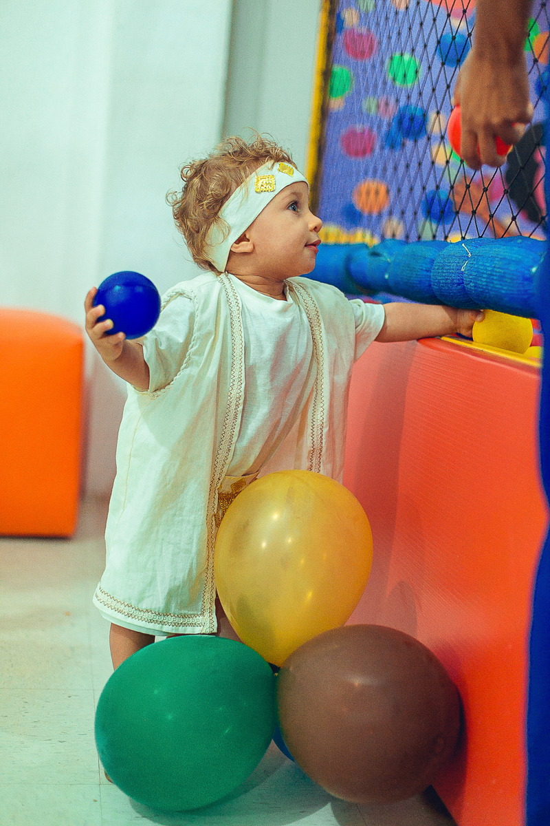 brincadeira com bolinhas da psicina colorida