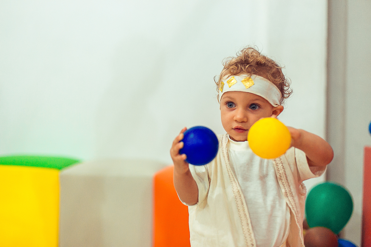 brincadeira com bolinhas da psicina colorida na festa de um ano