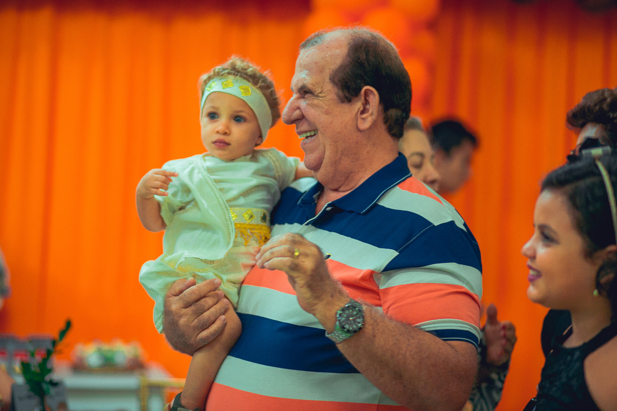 avo acenando parta convidados em festa de um ano