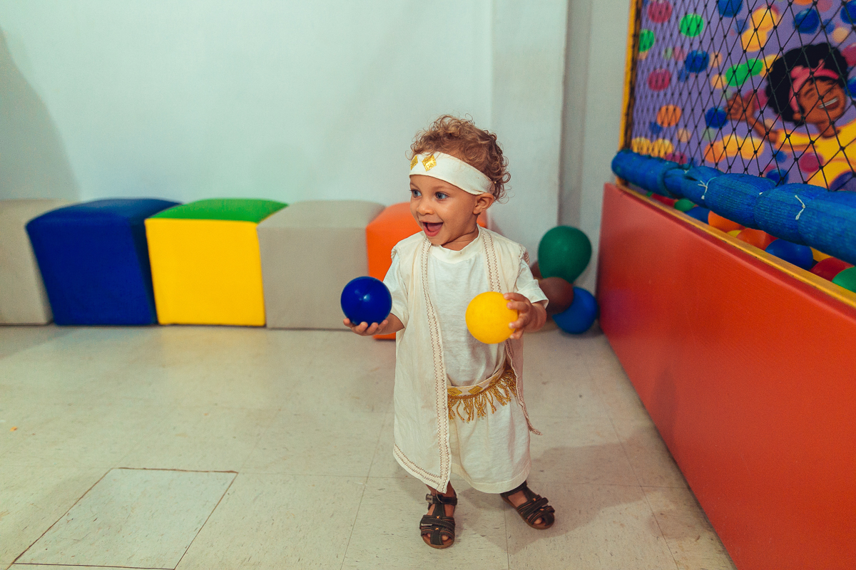 Brincando com bolas coloridas em seu aniversario de um ano