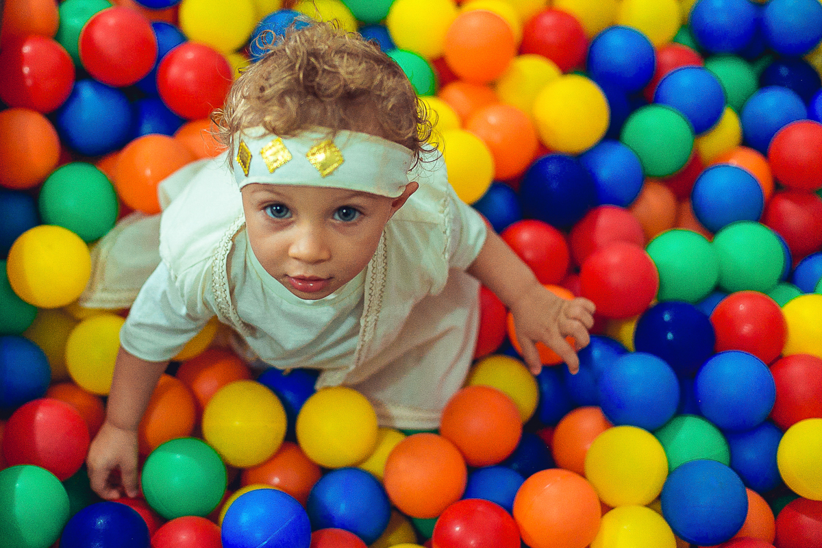 Piscina de bolinhas coloridas na festa de aniversario de um ano
