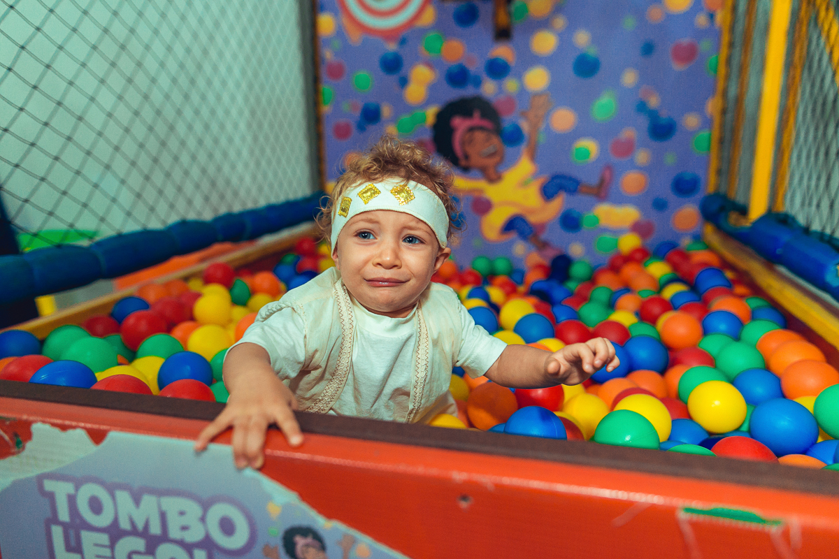 aniversariante chorando na psicina de bolinhas da terra do nunca