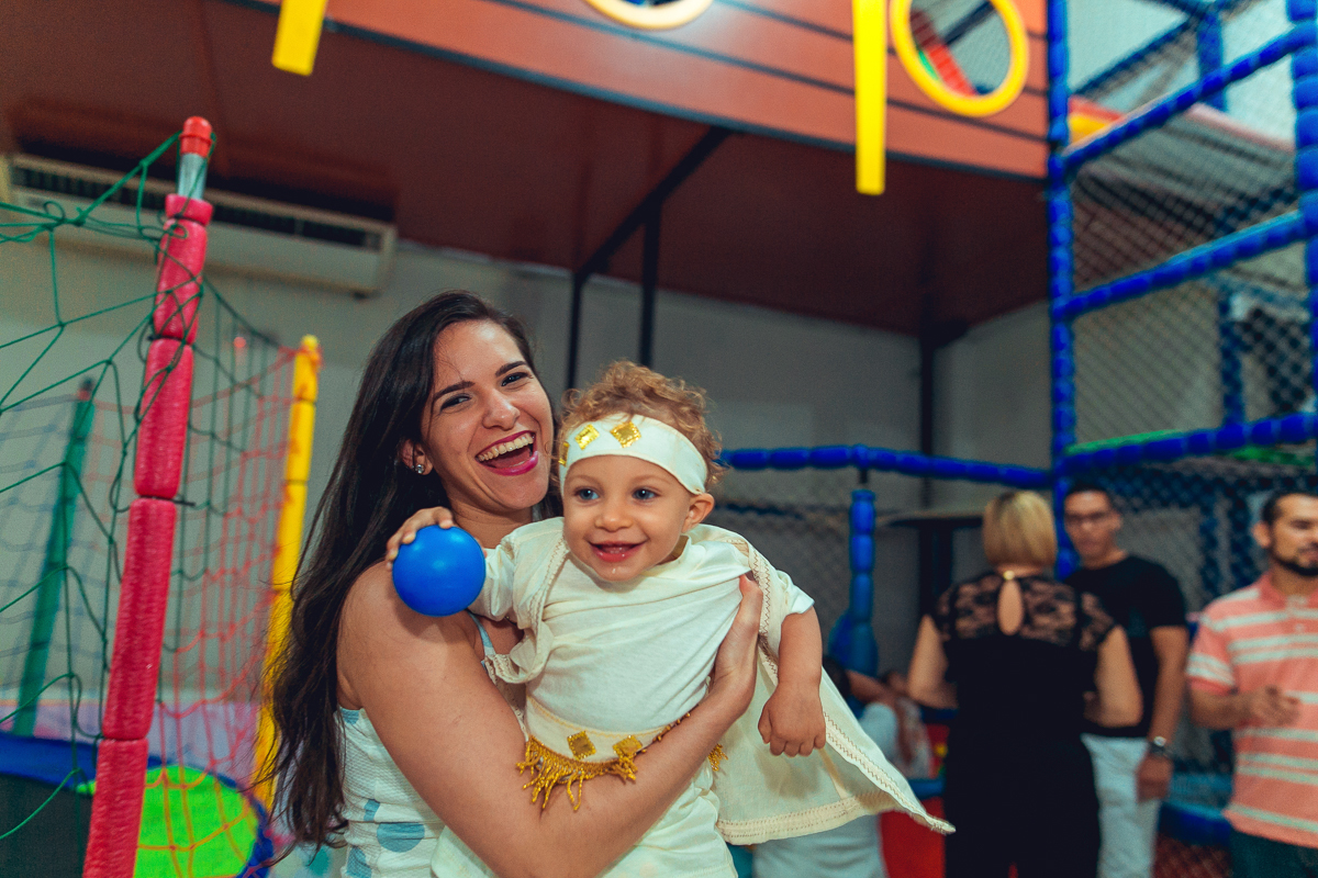 Aniversariante curtindo sua festa junto com convidada