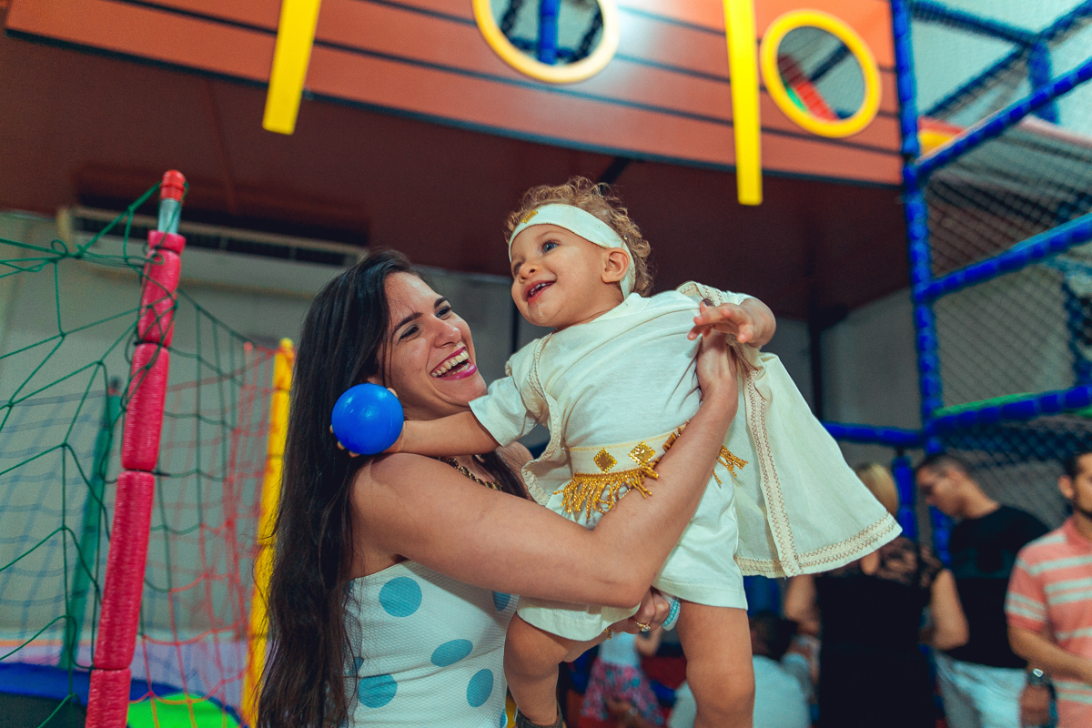 Brincando com convidada em seu aniversario de um ano