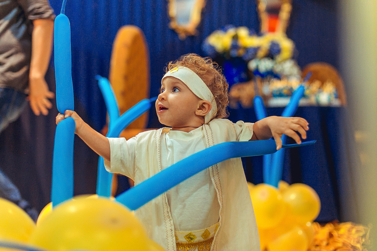 Aniversariante curtindo aniversario infantil de um ano na estrada do coco