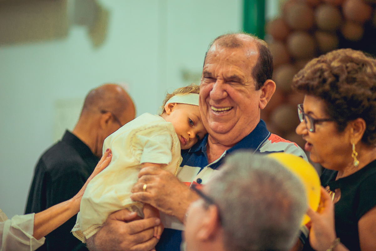 aniversariante deitado nos braços do avo