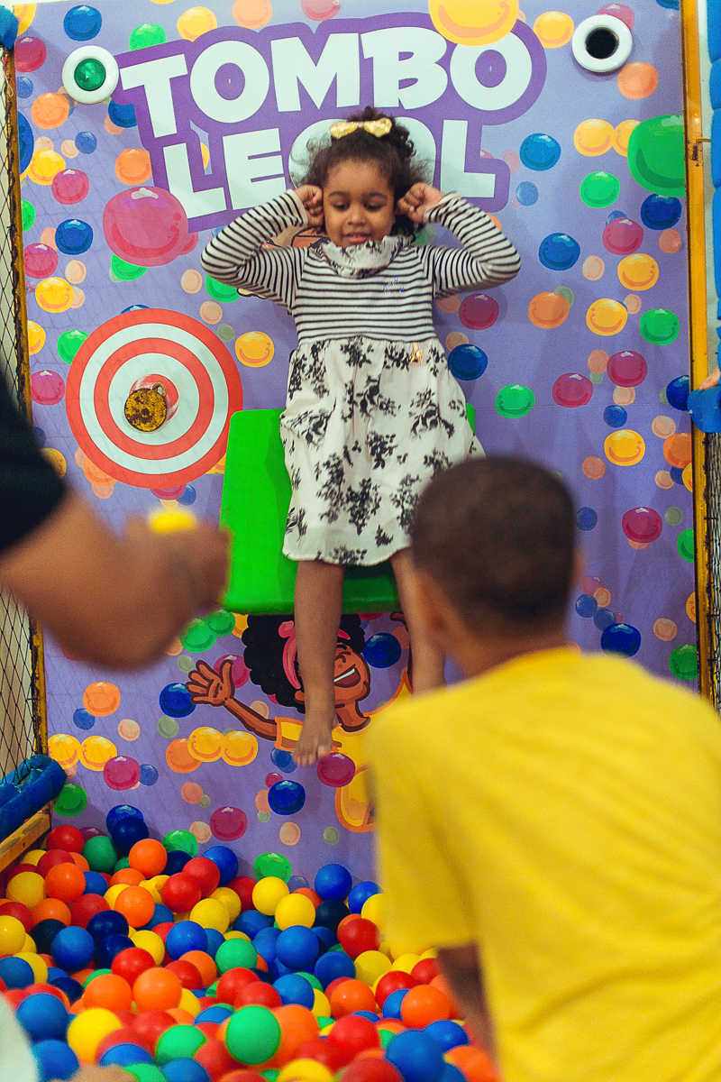 Convidada se divertindo em festa de um ano na estrada do coco