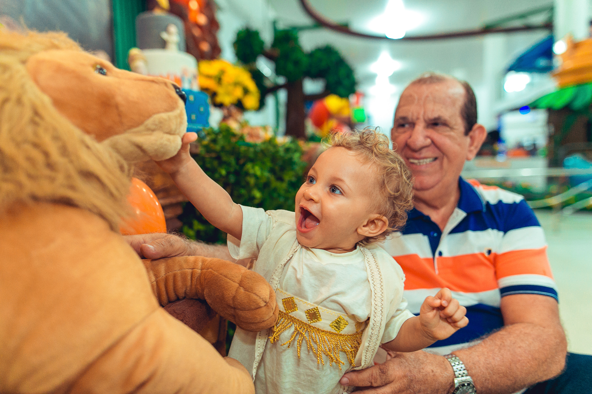 brincando com o avó babao no espaco de festa terra do nunca bahia