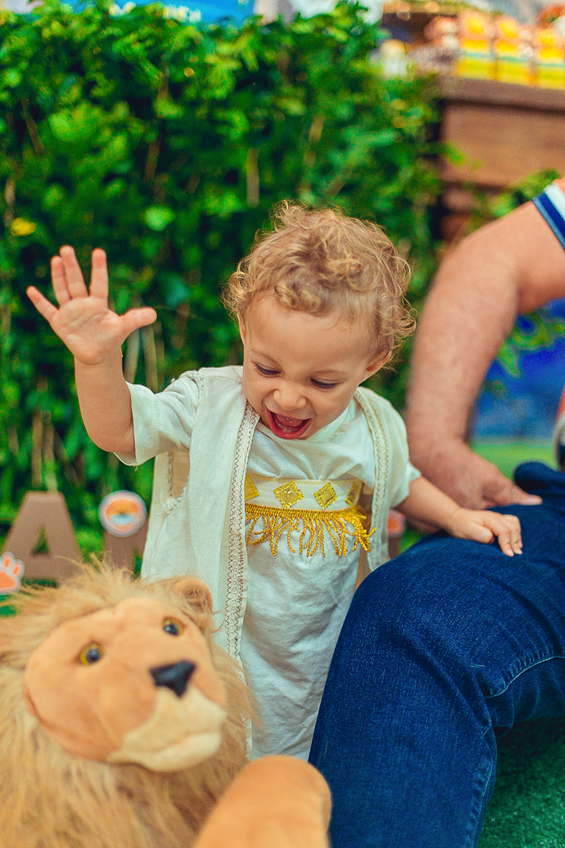 carinho com urso de pelucia e sua festa de um ano na estradaa do coco