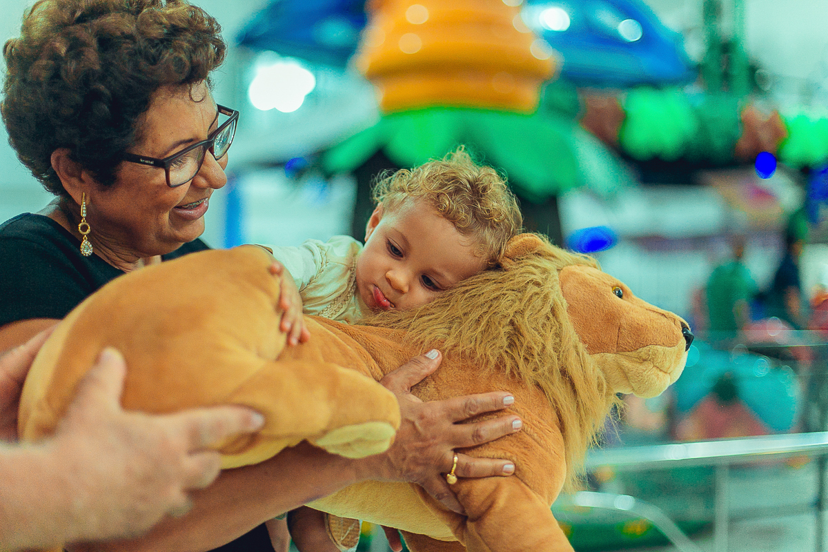 avó curtindo o neto em festa de um ano