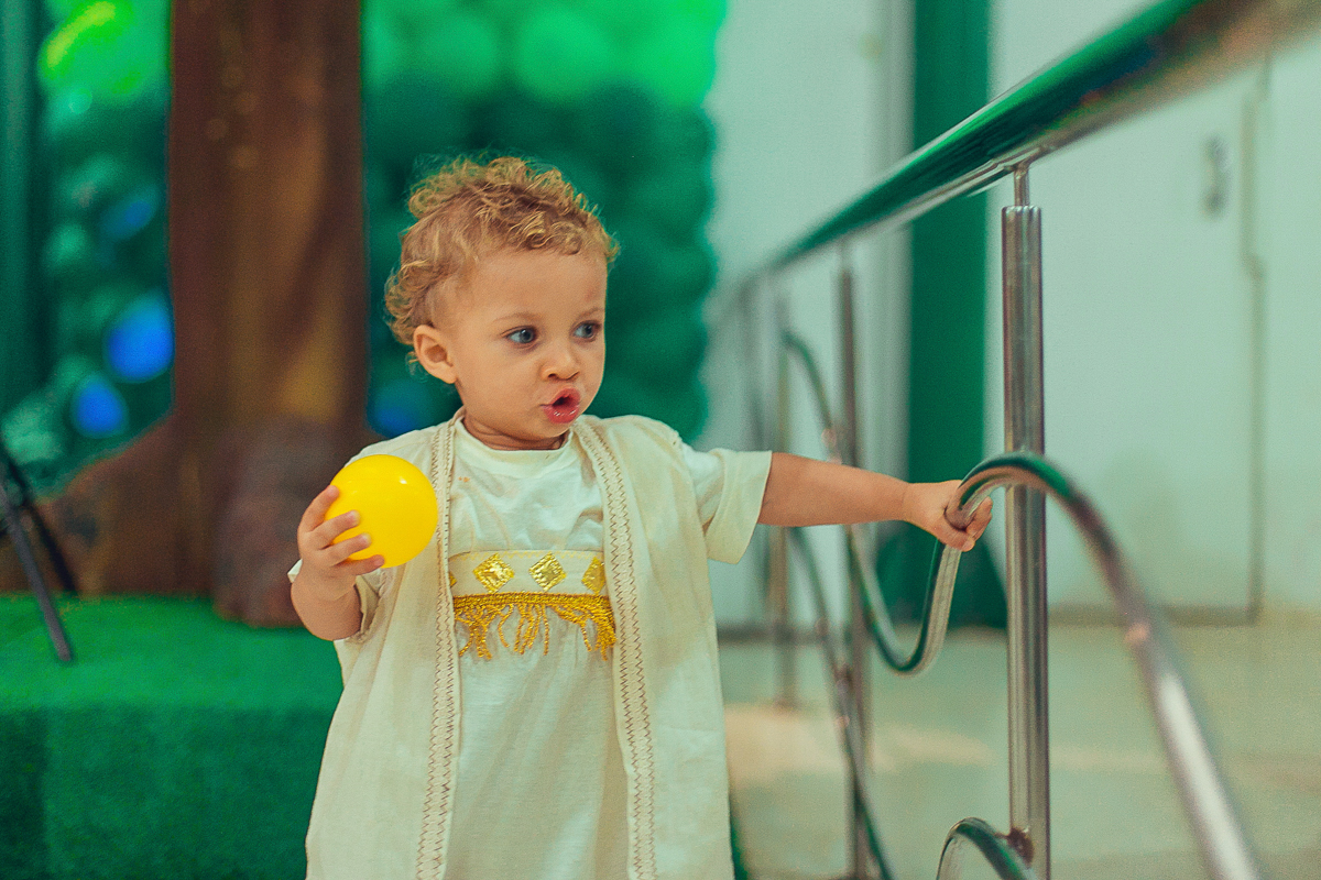 aniversariante se divertindo em sua festa de um ano