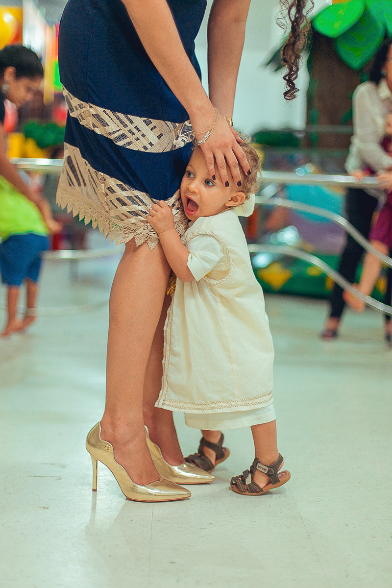 amor de filho pra mae em sua festa de um ano na terra do nunca