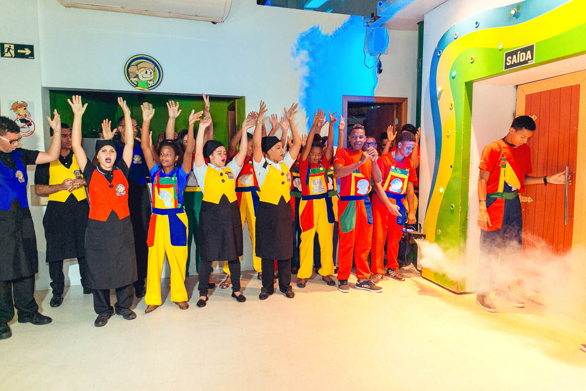 chegada do aniversariante em sua festa de aniversario na terra do nunca 