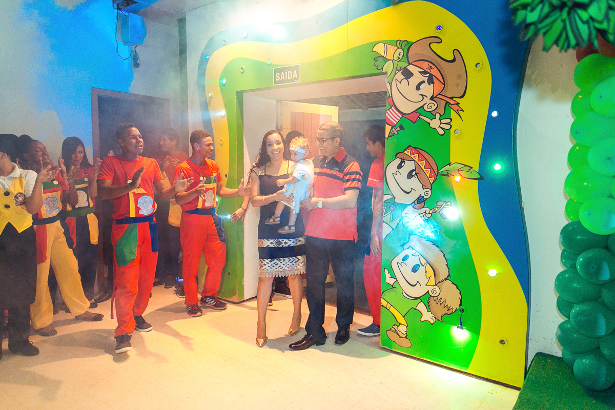 familia chegando para os parabéns na terra do nunca