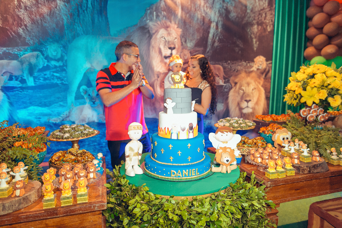 familia reunida em festa para os parabens