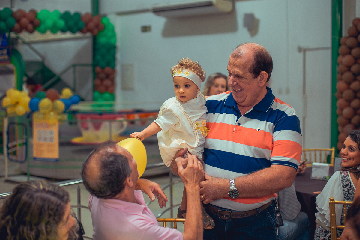 neto brincando com bolo e convidado'''