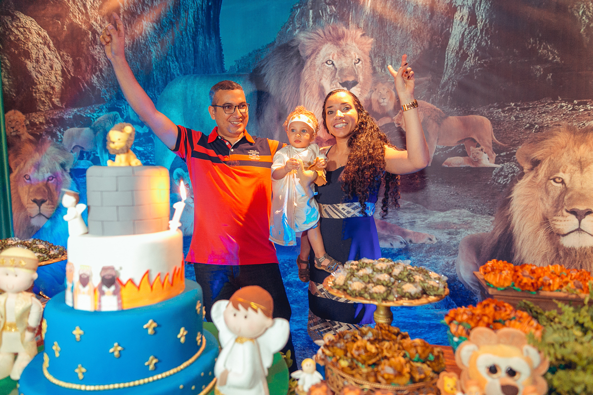 pais comemorando com filho na mesa do bolo