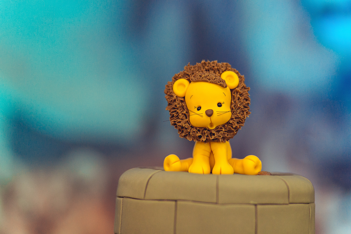 topo de bolo tem Daniel na cova dos leões