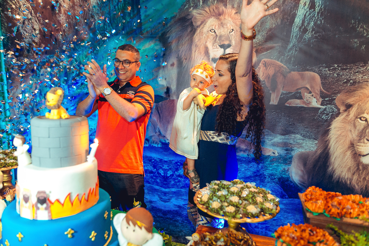 chuva de confetes em festa infantil do Daniel na cova dos leos