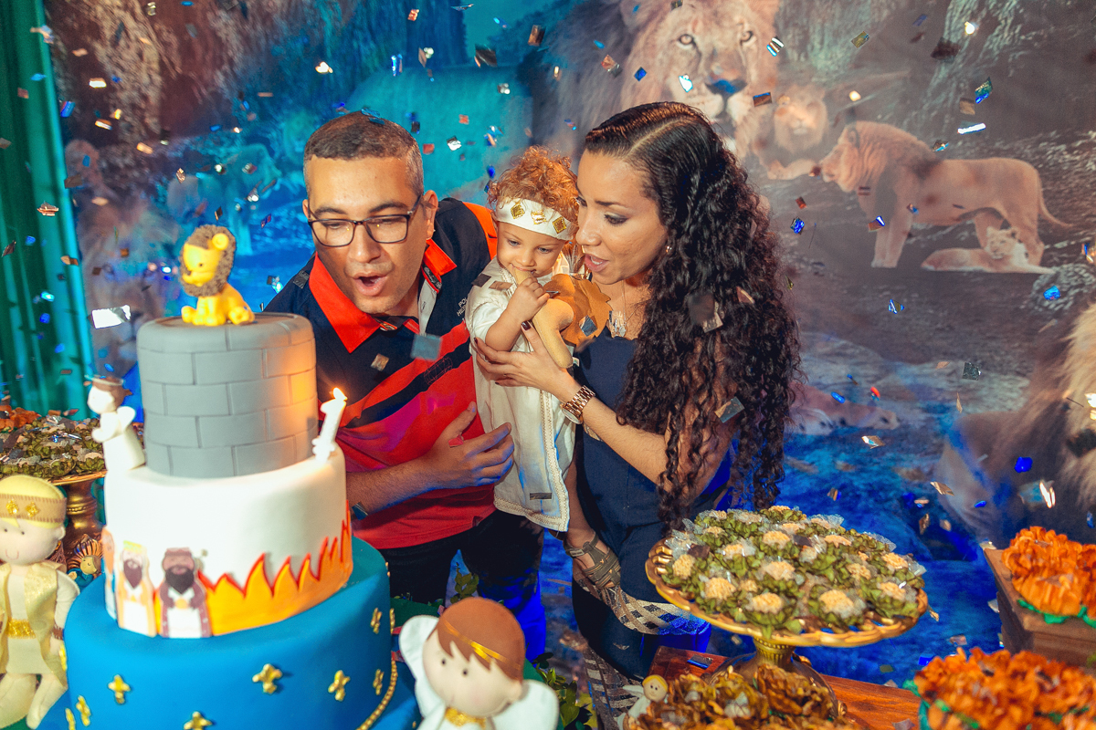 Assoprando a vela no aniversario infantil de um ano do Daniel