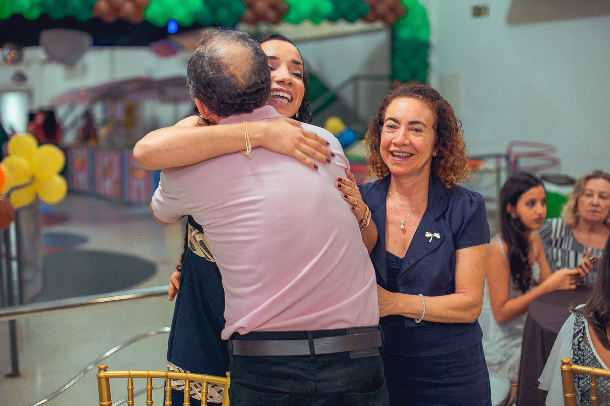 abraço apertado entre amigos em festa de 01 ano infantil
