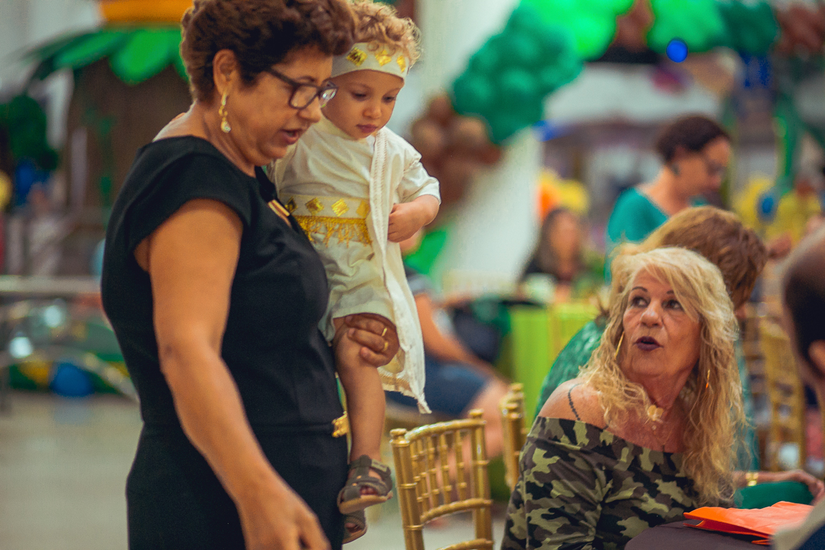 aniversariante e avo em festa de um ano na estrada do coco