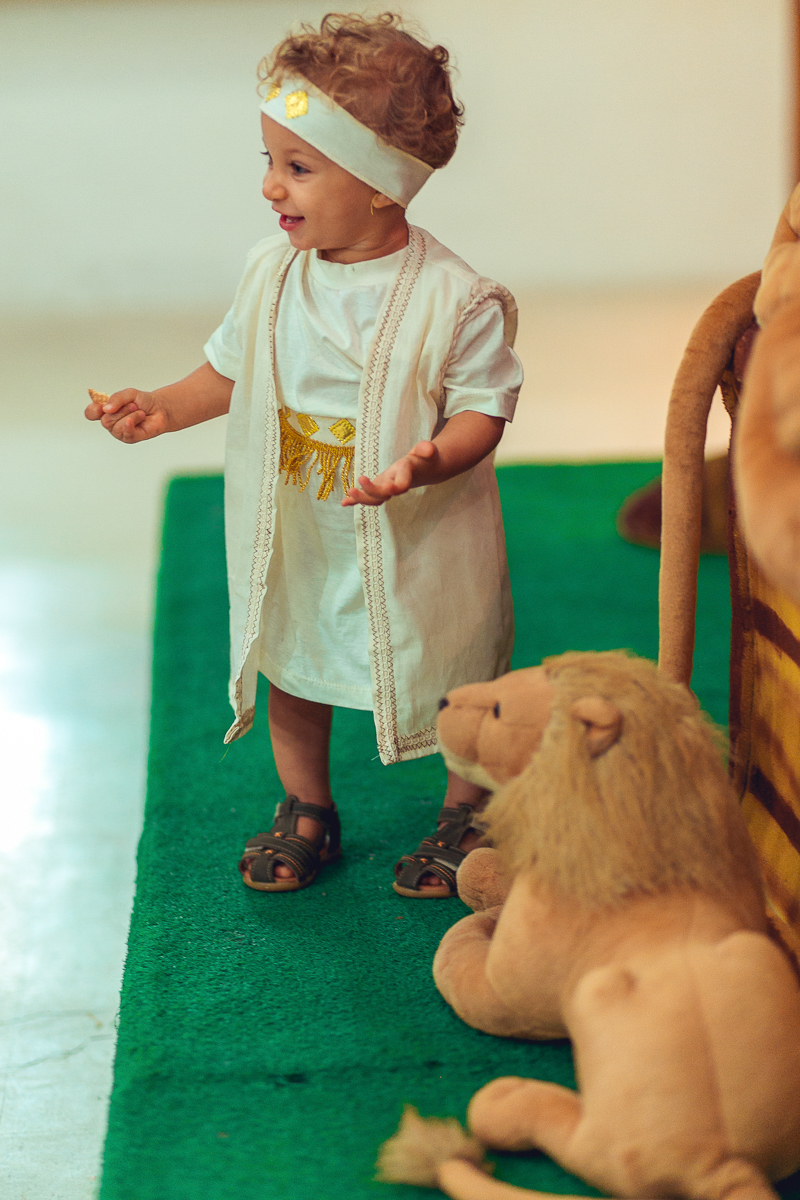 aniversariante pousada para fotos em seu aniversario 