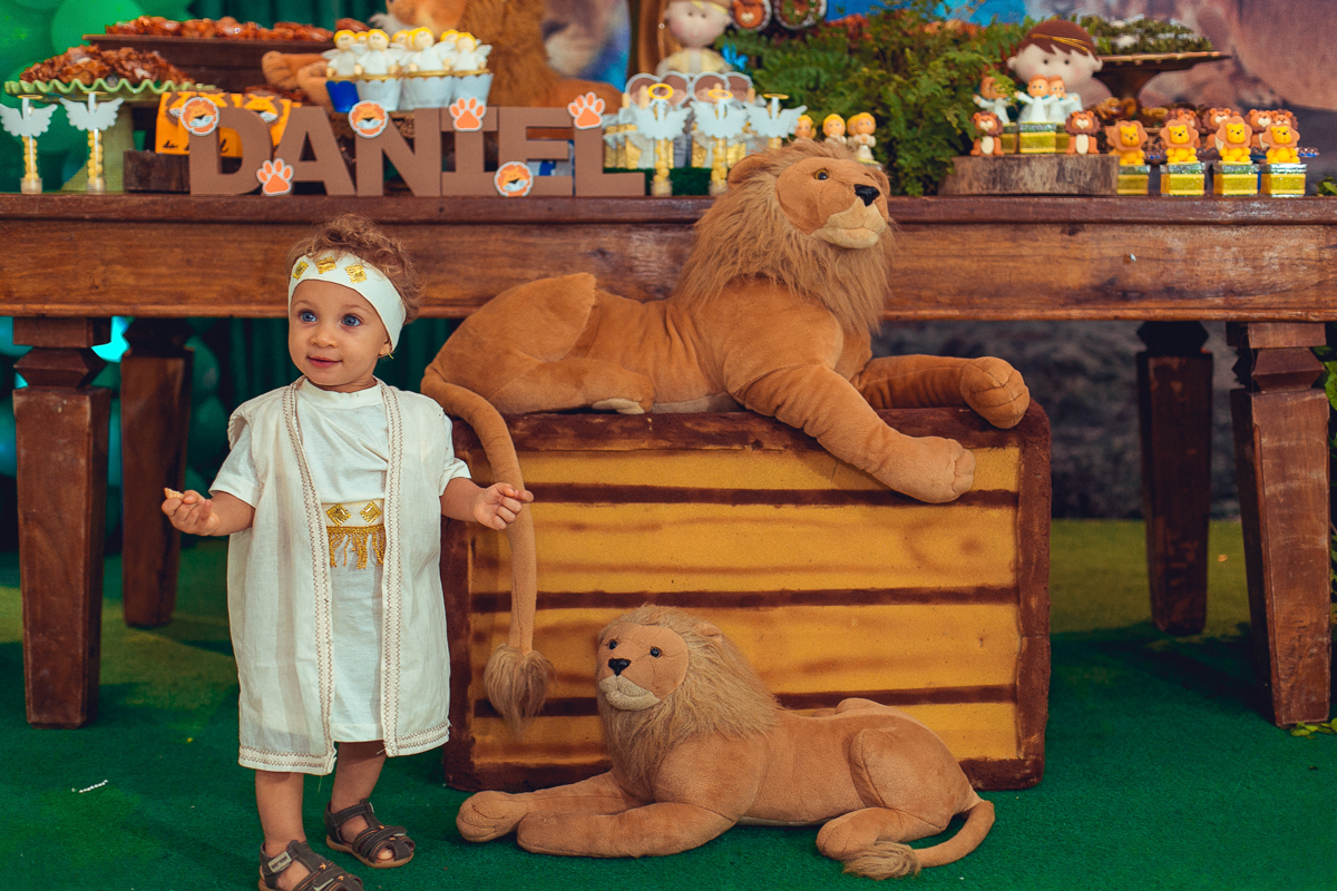 aniversariante fazendo fotos com leoes em seu aniversario de um ano