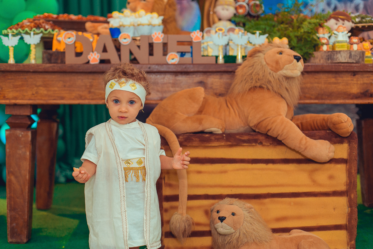 aniversariante  em fotos com leoes decorativos