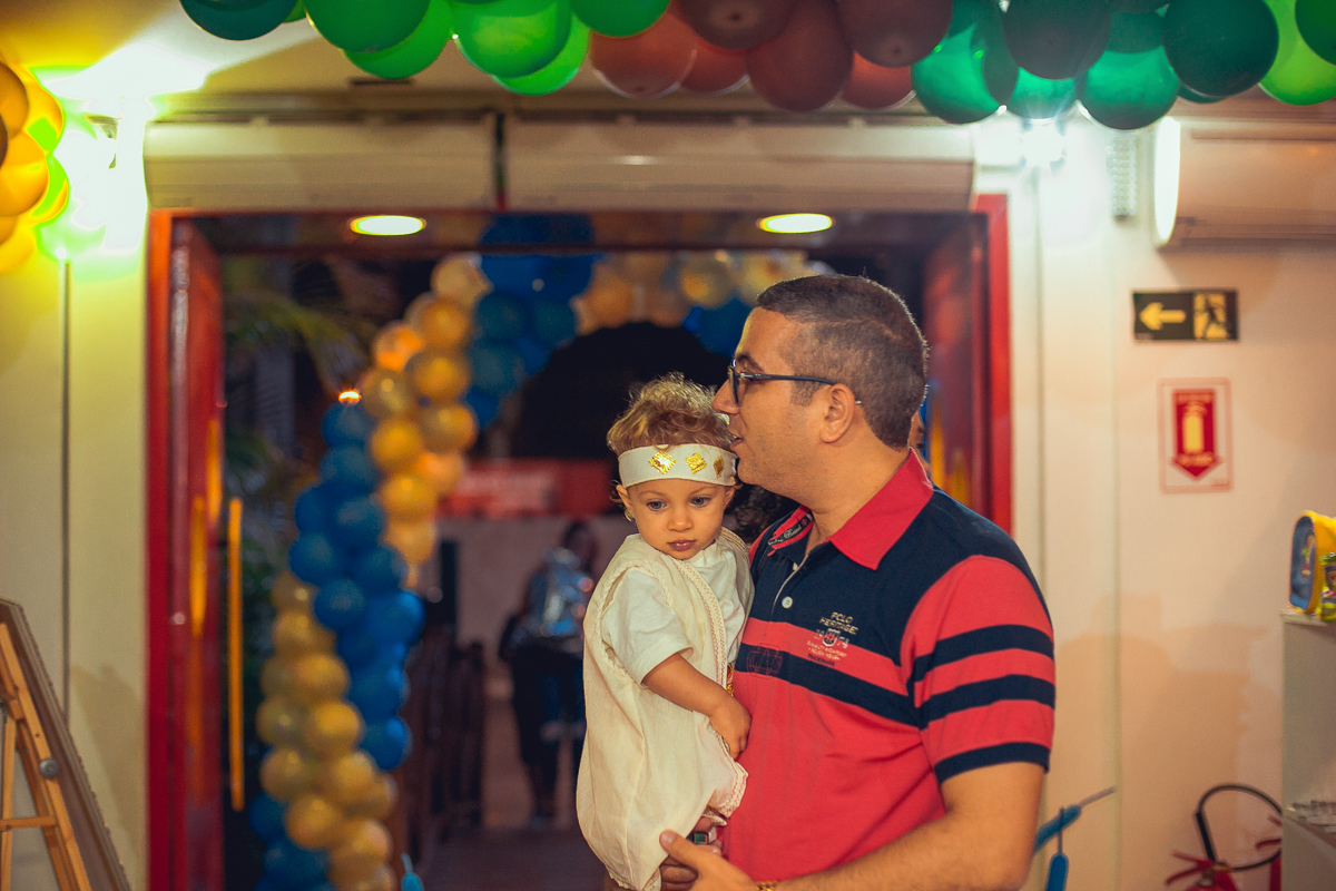 pai beijando filho em festa infantil de um ano 