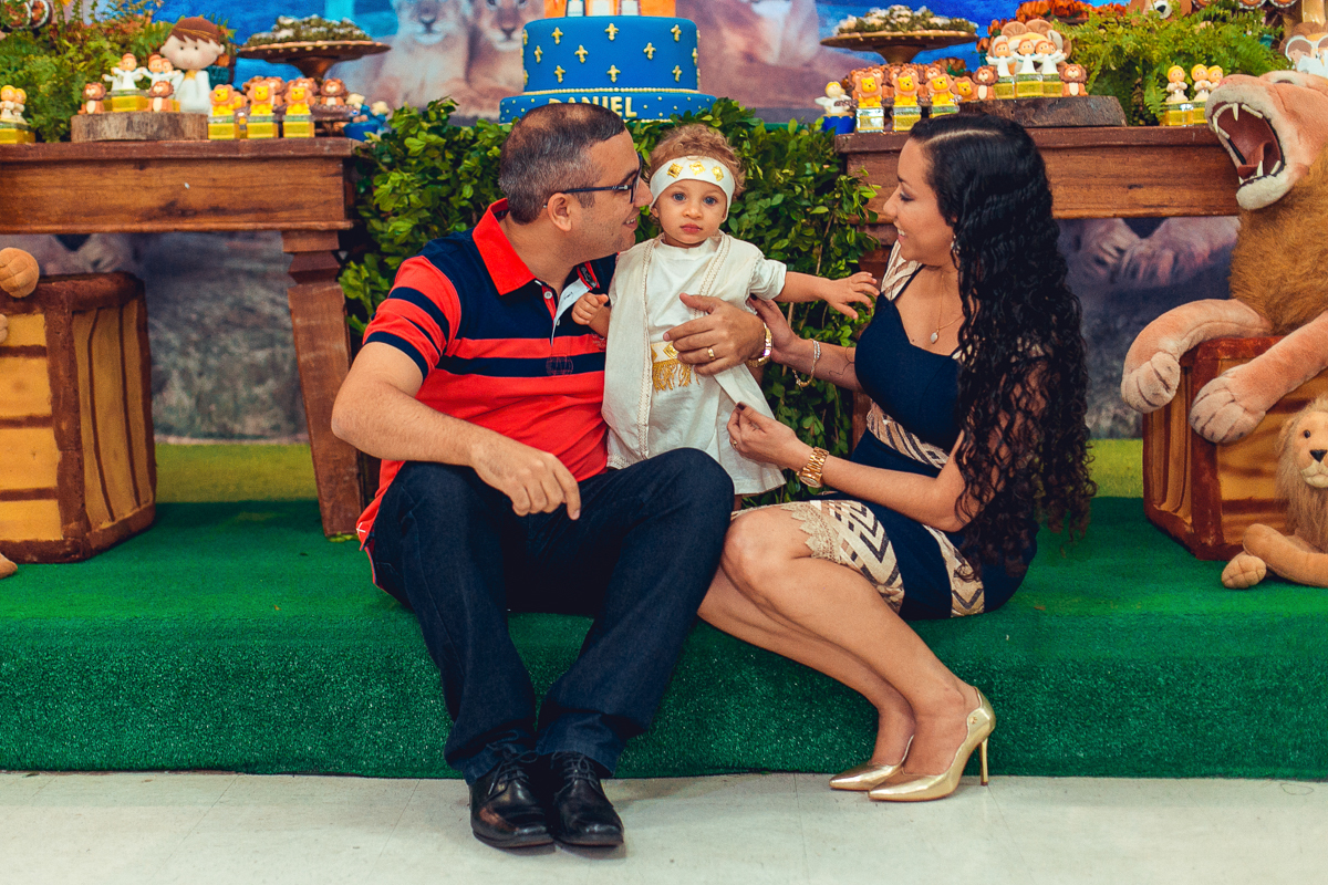 aniversariante recebendo beijo do pai em fotos de seu aniversario