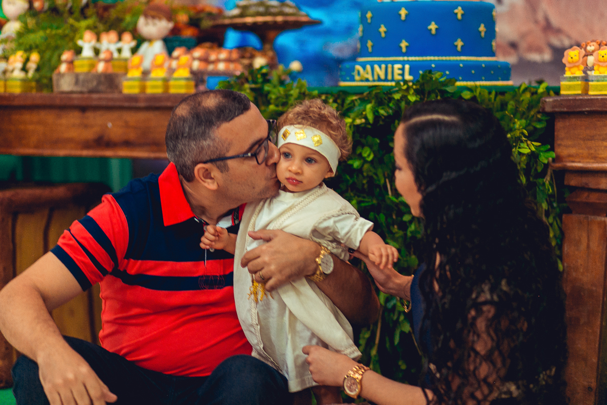 beijo de pai me filho em festa tema Daniel na cova dos leoes.