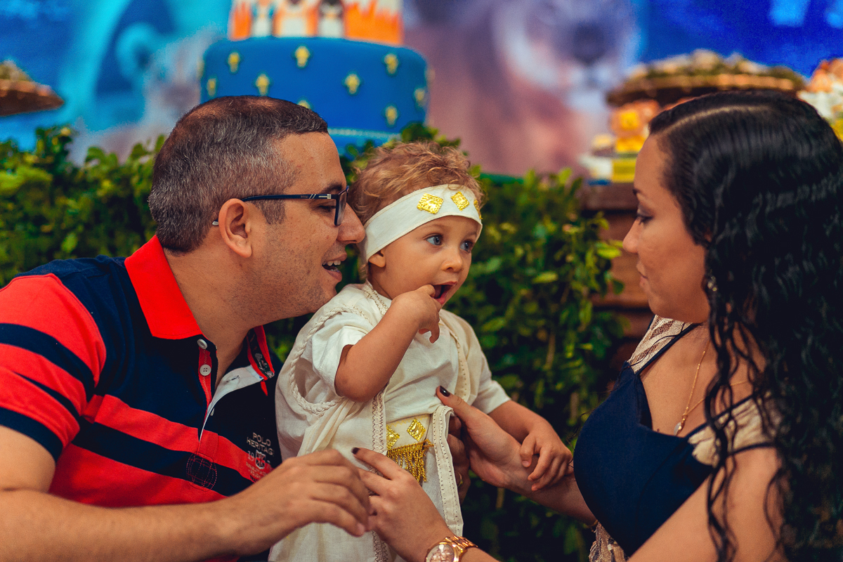 pais brincando com filho em aniversario no espaço terra do nunca