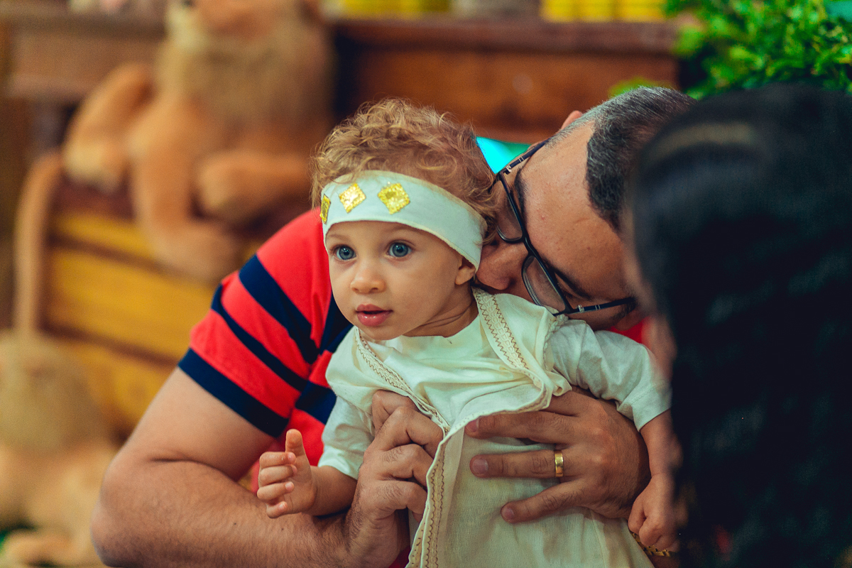 Troca de caricias de pai com filho em aniversario 