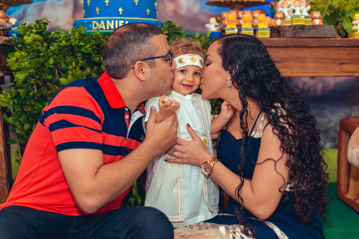 beijo gostoso dos pais em aniversario infantil de um ano na terra do nunca