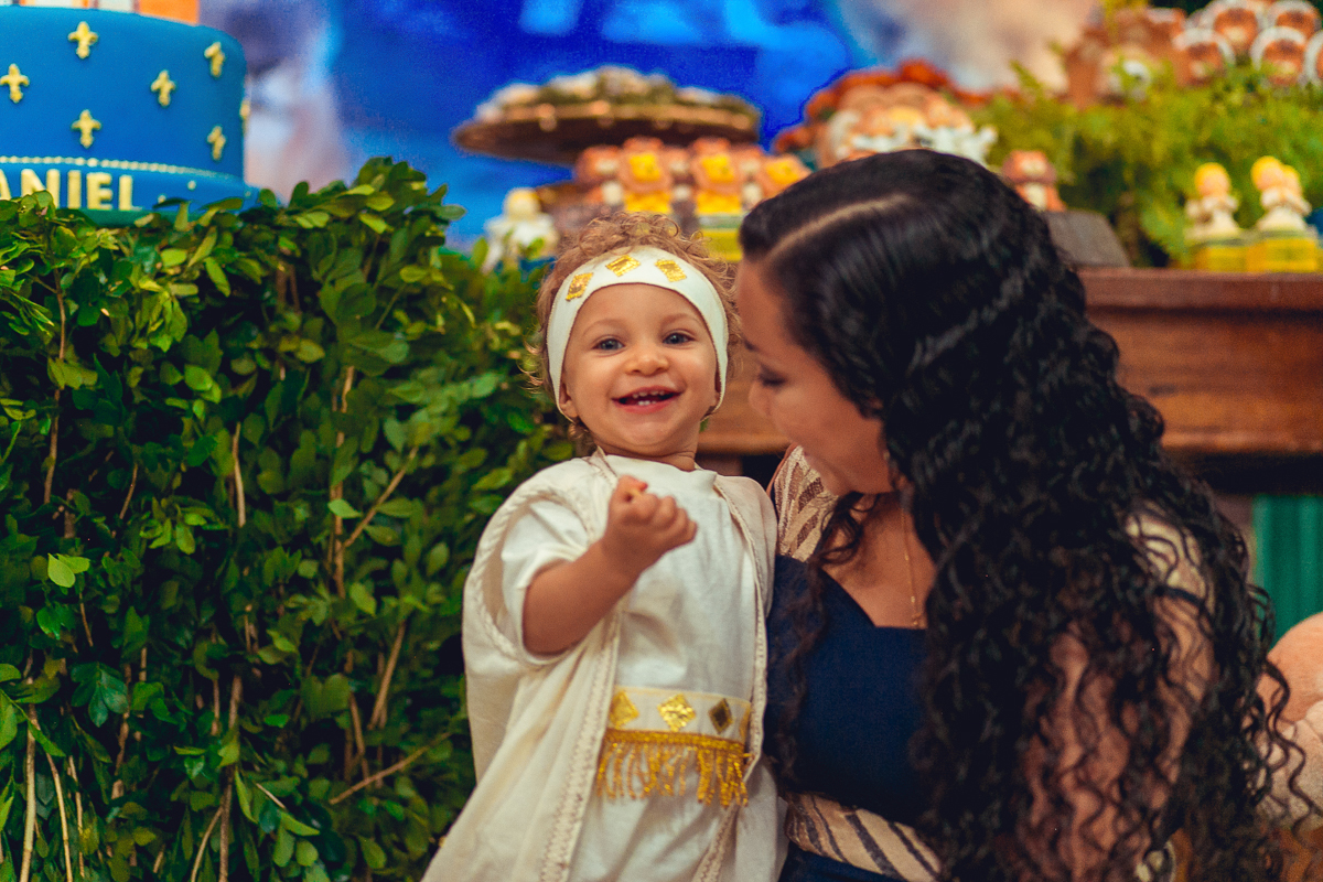 aniversariante super feliz em seu primeiro aniversario 