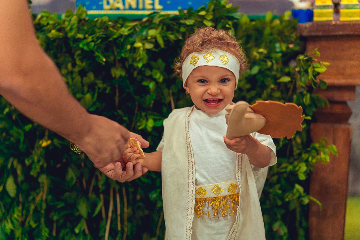 brincadeira gostosa de aniversariante em seu aniversario de um ano