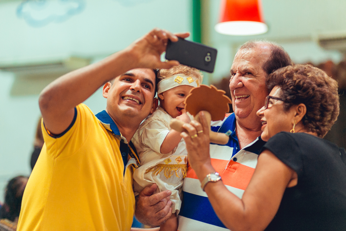 convidados se divertindo em self de festa infantil