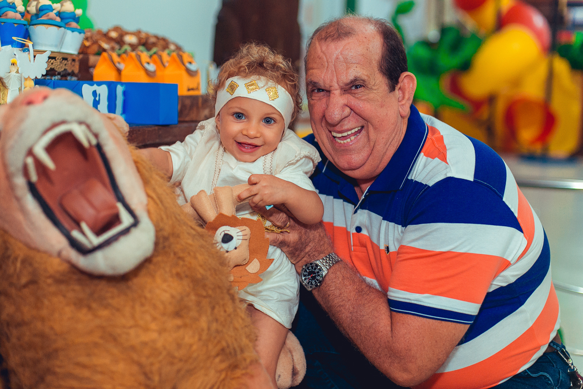 avo brincando com netinho em aniversario de um ano na terra do nunca