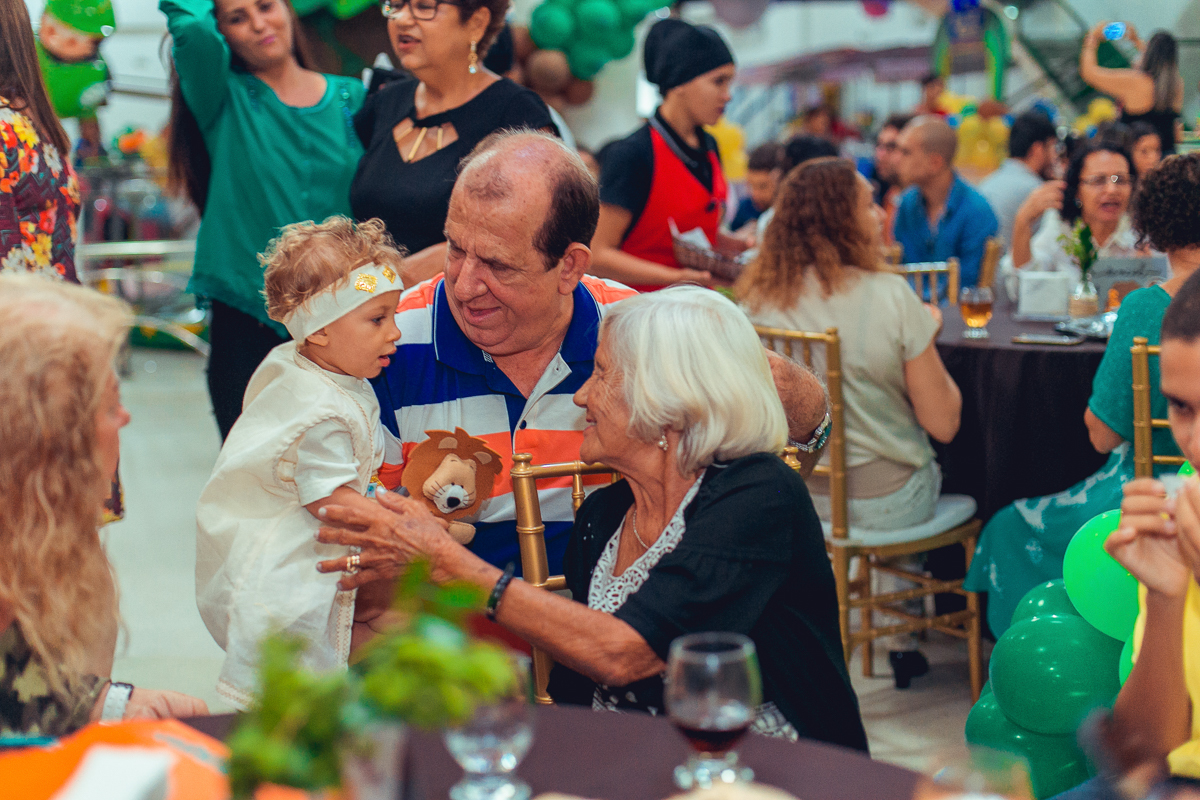 avós brincando com aniversariante em festa de aniversario na estrada do coco salvador