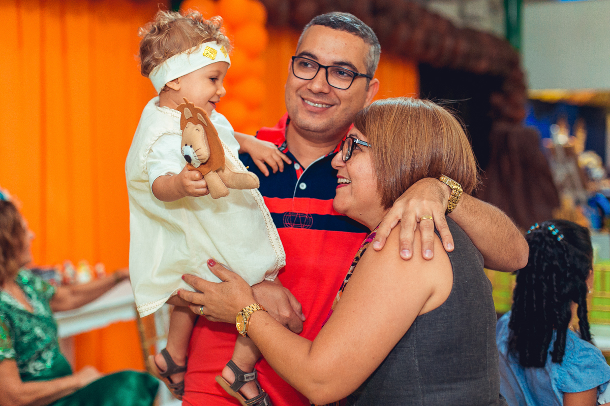 convidada brincando com aniversariante em sua festa de primeiro ano