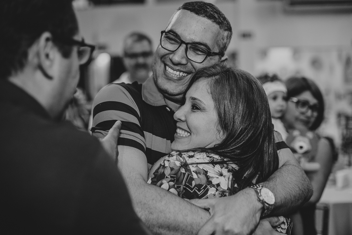 abraço apertado de pai de aniversariante em festa