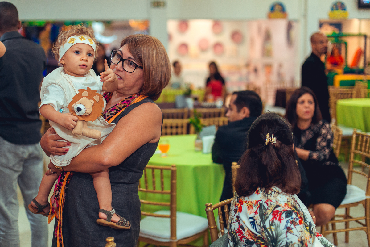 convidado em festa de um ano se diverte com aniversariante 
