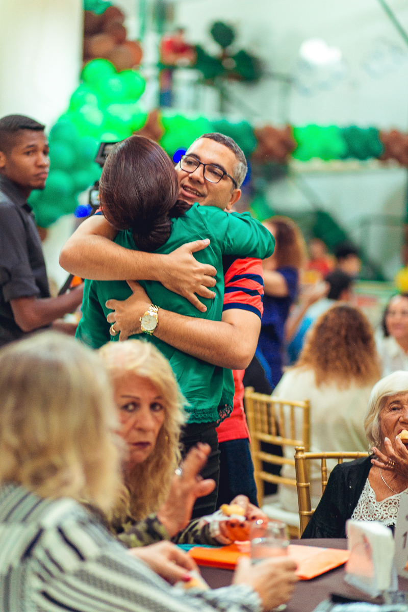 abraço apertado em convidado na festa de aniversario do filho de um ano