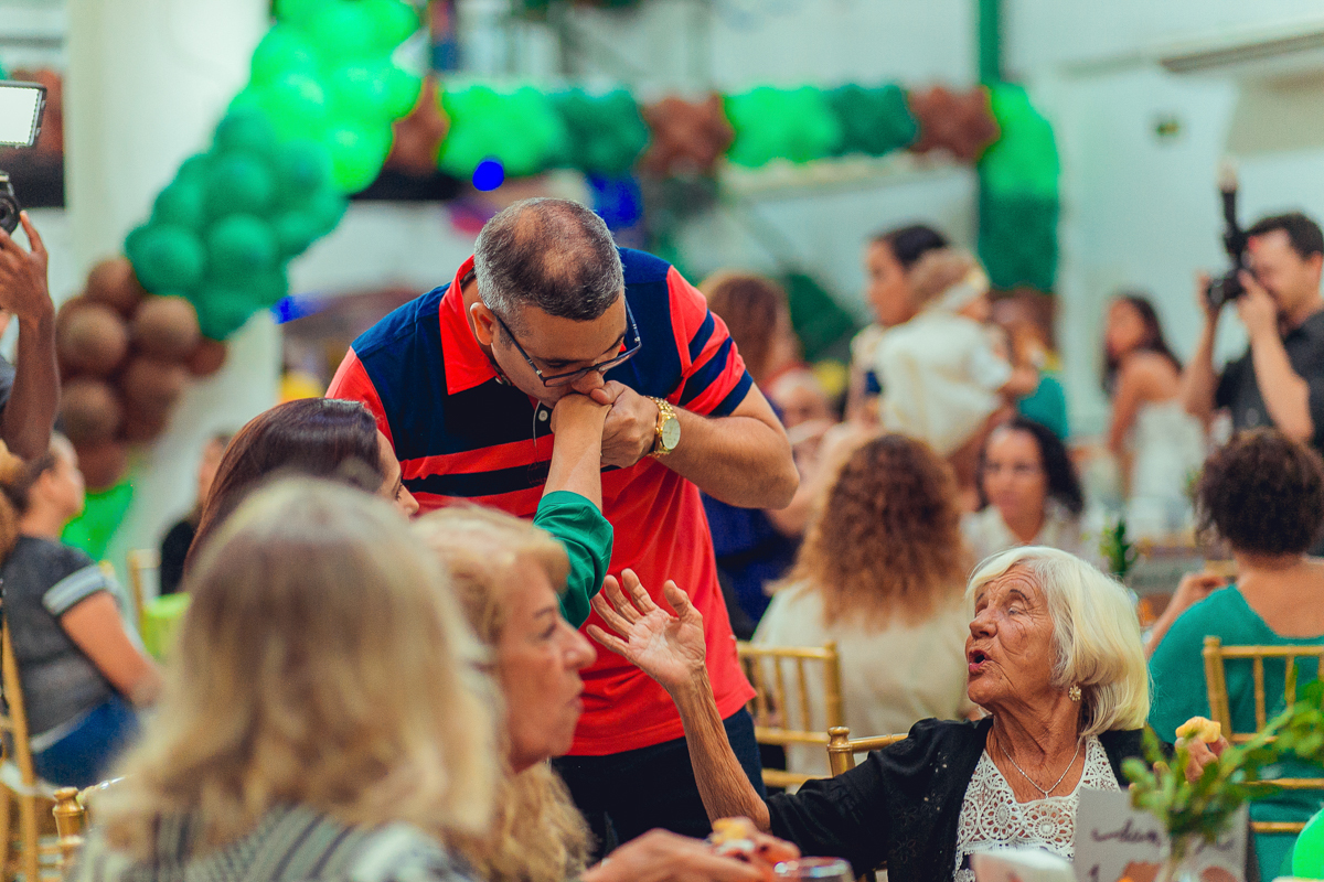 beijo de anfitriao em convidado na festa de 01 ano de seu filho